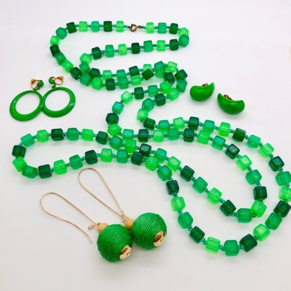 Retro Vintage Glowing Green Plastic Lucite Necklace